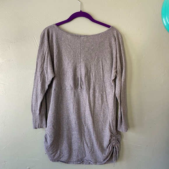 Athleta, 3/4 sleeve grey top, with scoop neck and cinched sides, size Large - Picture 3 of 4